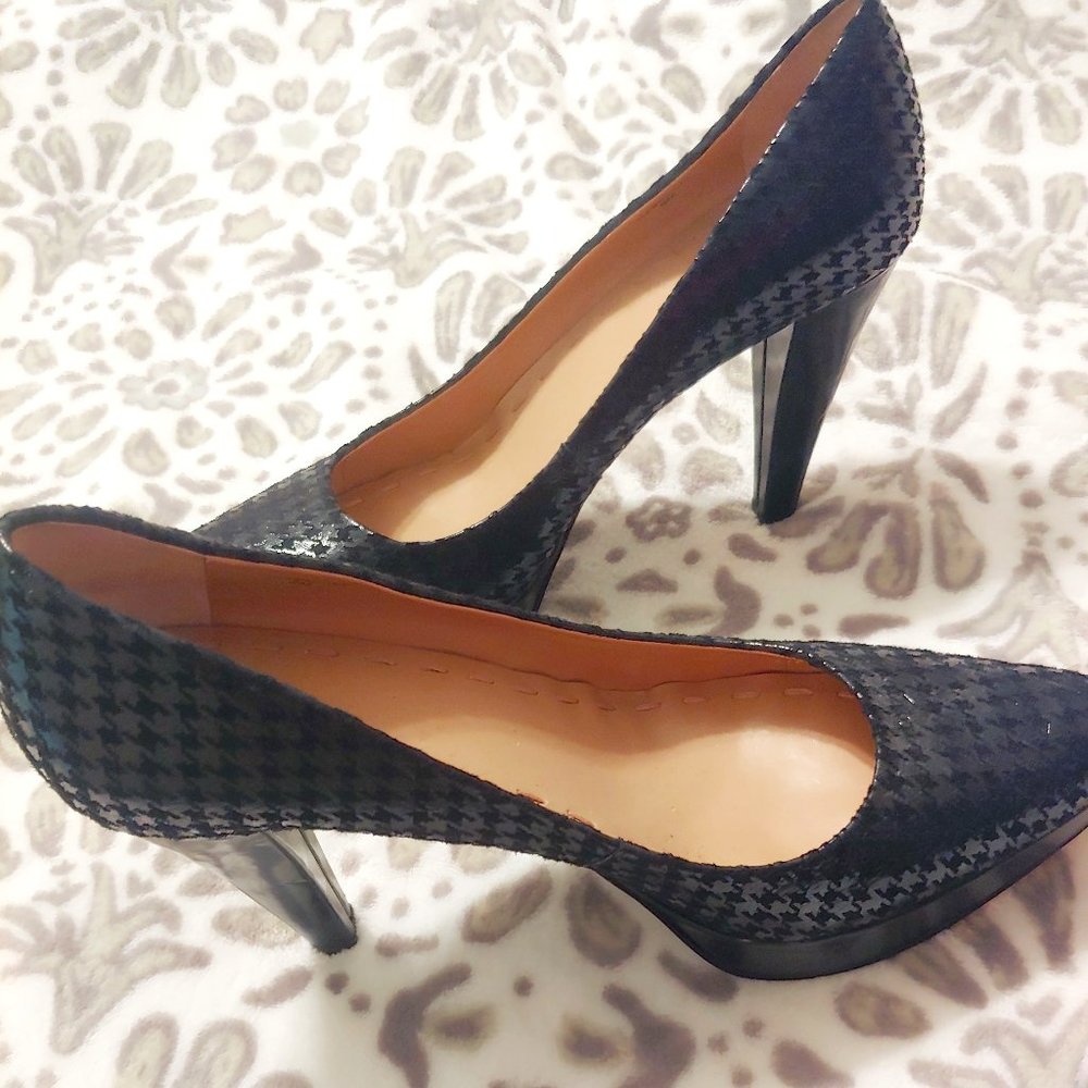 Tahari Pumps